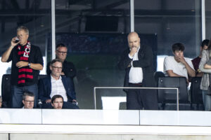 FC Midtjyllands ejere kigger ned mod banen under en kamp.