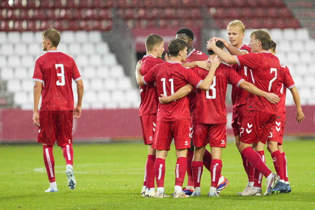 Det danske U21-landshold fejrer en scoring under EM-kvalifikationskampen mod Tjekkiet.