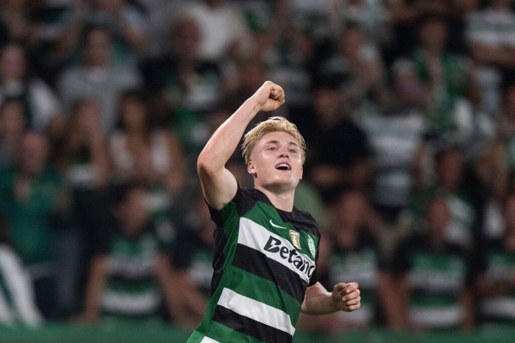 Conrad Harder fejrer sin første scoring for Sporting.