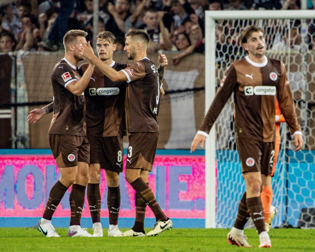 St Pauli-spillere jubler over scoring.