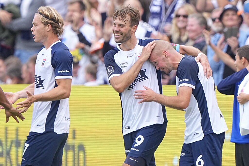 Patrick Mortensen og Nicolaj Poulsen fejrer en scoring for AGF under kampen mod Silkeborg IF.