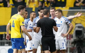 FCK's spillere kigger på dommer Morten Krogh