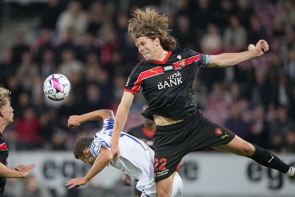 Mads Bech Sørensen i en luftduel under 3F Superliga-kampen mellem FC Midtjylland og F.C. København.