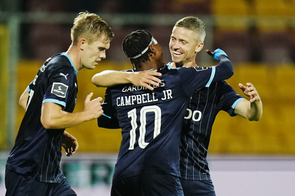 Norman Campbell fejrer sin scoring for Randers FC mod FC Nordsjælland.