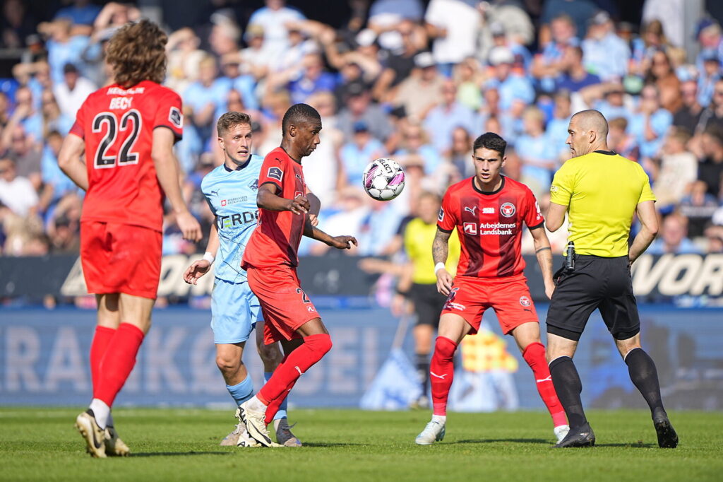 FC Midtjyllands spillere på bolden under superligakampen mod Randers FC.