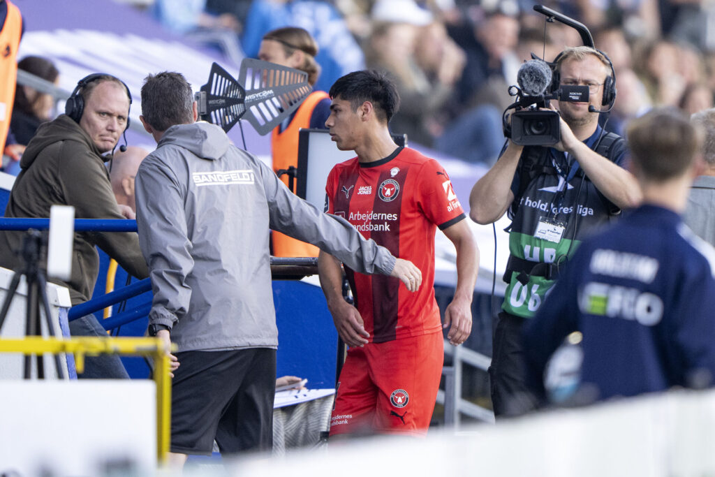 Dario Osorio går fra banen mod Randers FC efter at have fået et rødt kort.