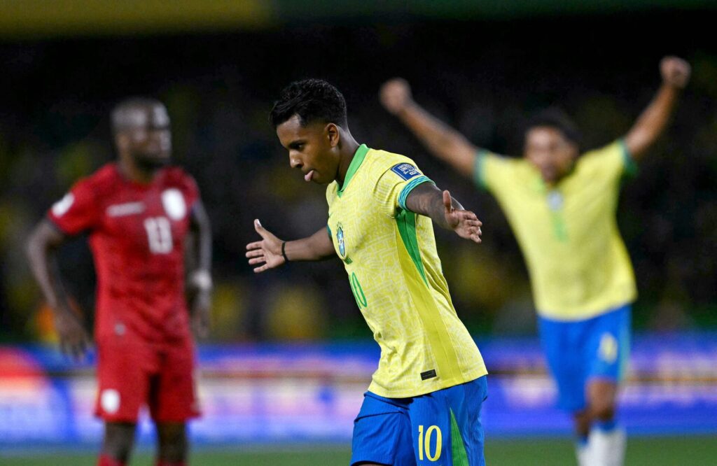 Rodrygo fejrer en scoring på det brasilianske landshold.