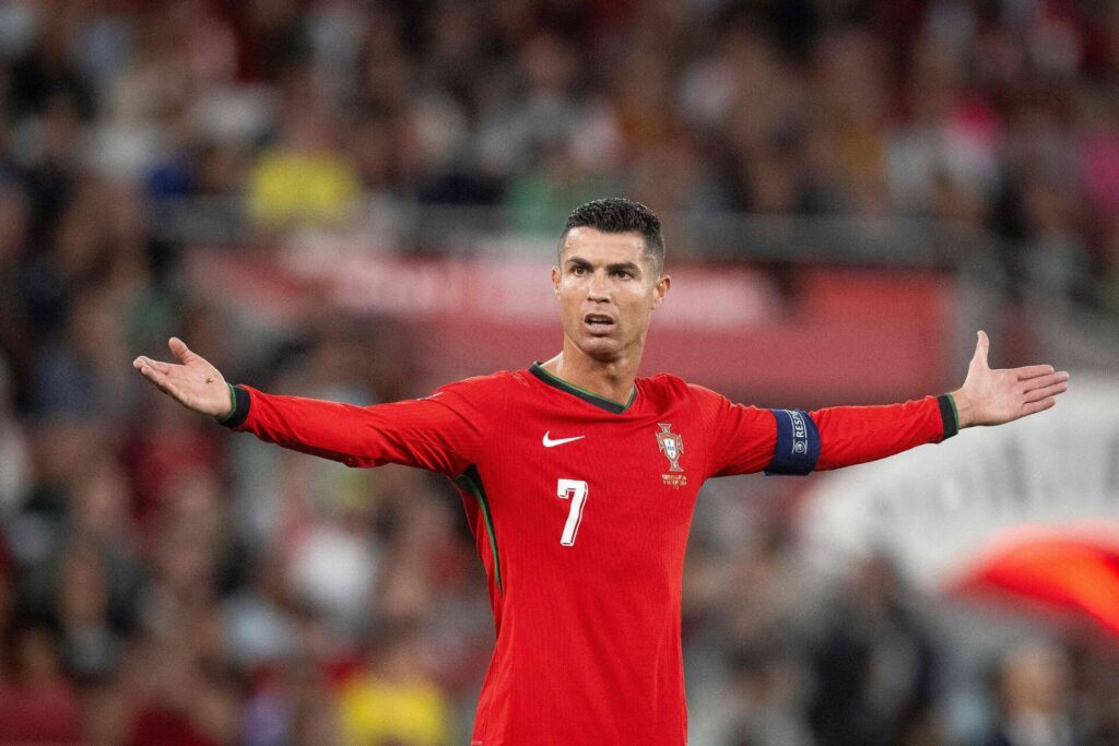 Cristiano Ronaldo slår ud med armene under en landskamp for Portugal.