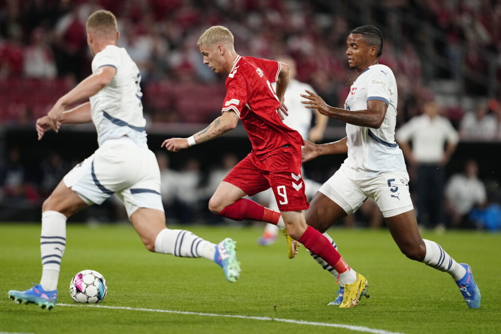 Albert Grønbæk i aktion for det danske fodboldlandshold.