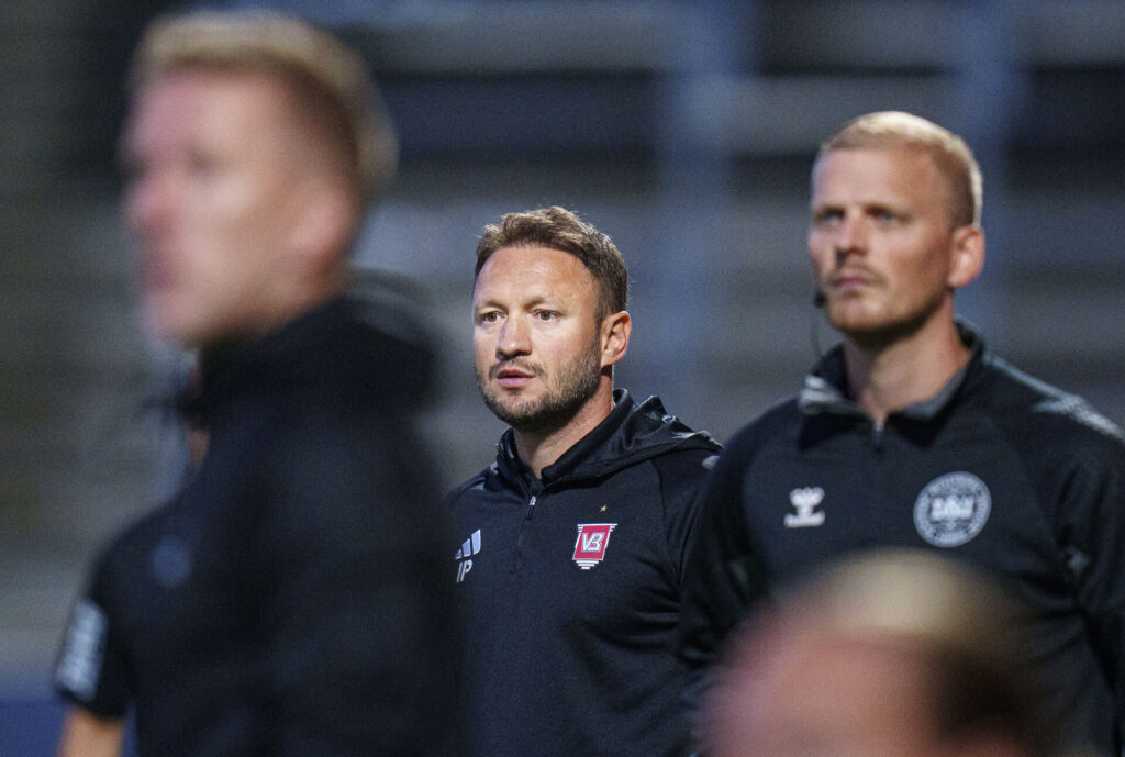 Vejle-cheftræner Ivan Prelec under kampen mod Lyngby Boldklub.