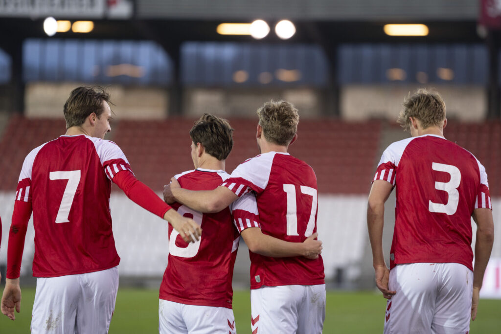 U21-landsholdet fejrer en scoring imod Litauen.