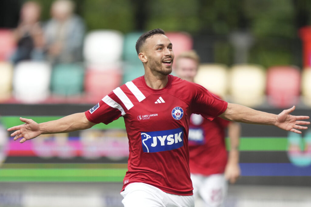 Younes Bakiz (SIF 10) scorer til 2 - 1 under superligakampen mellem Silkeborg IF og FC Nordsjælland på JYSK Park i Silkeborg søndag den 18. august 2024