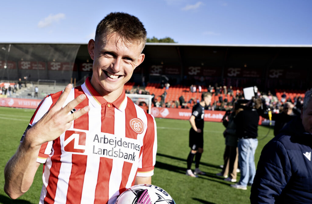 Mathias Jørgensen med kampbolden efter hattrick for AaB