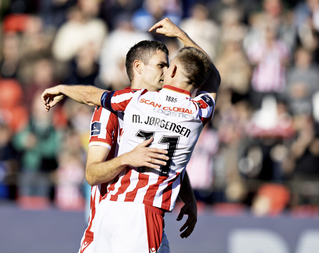 AaB's Mathias Jørgensen har scoret til 3-0 i superligakampen mellem AaB og Sønderjyske på Aalborg Portland Park og hylder sin angrebskollega Nicklas Helenius for oplægget.