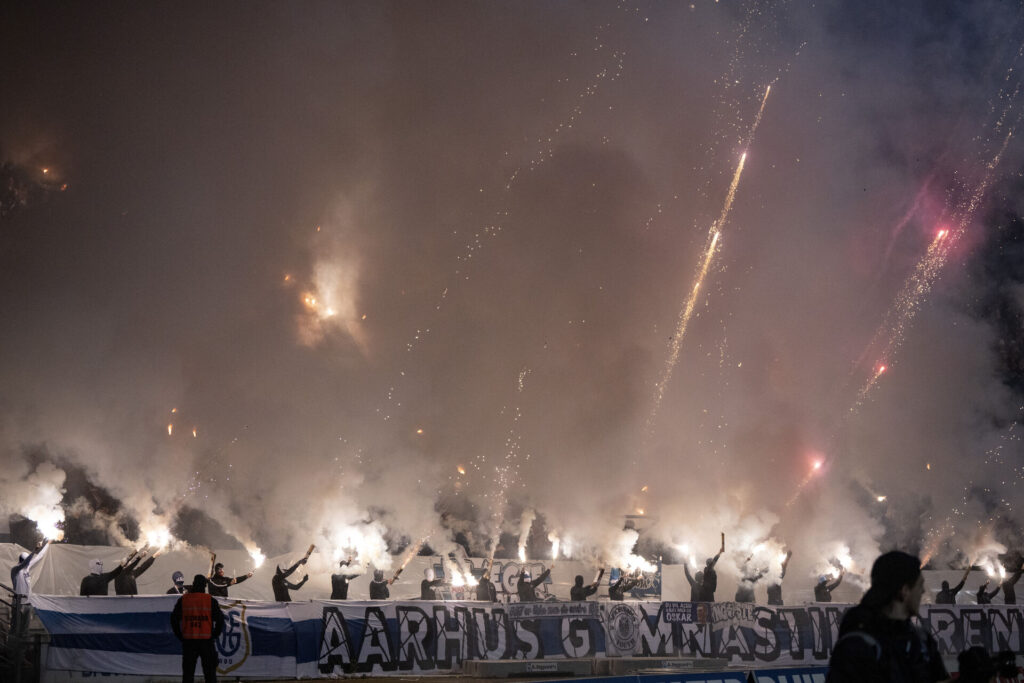 AGFs fans varmer op til anden halvleg under superligakampen mellem AGF og Brøndby IF på Ceres Park i Aarhus mandag den 21. oktober 2024