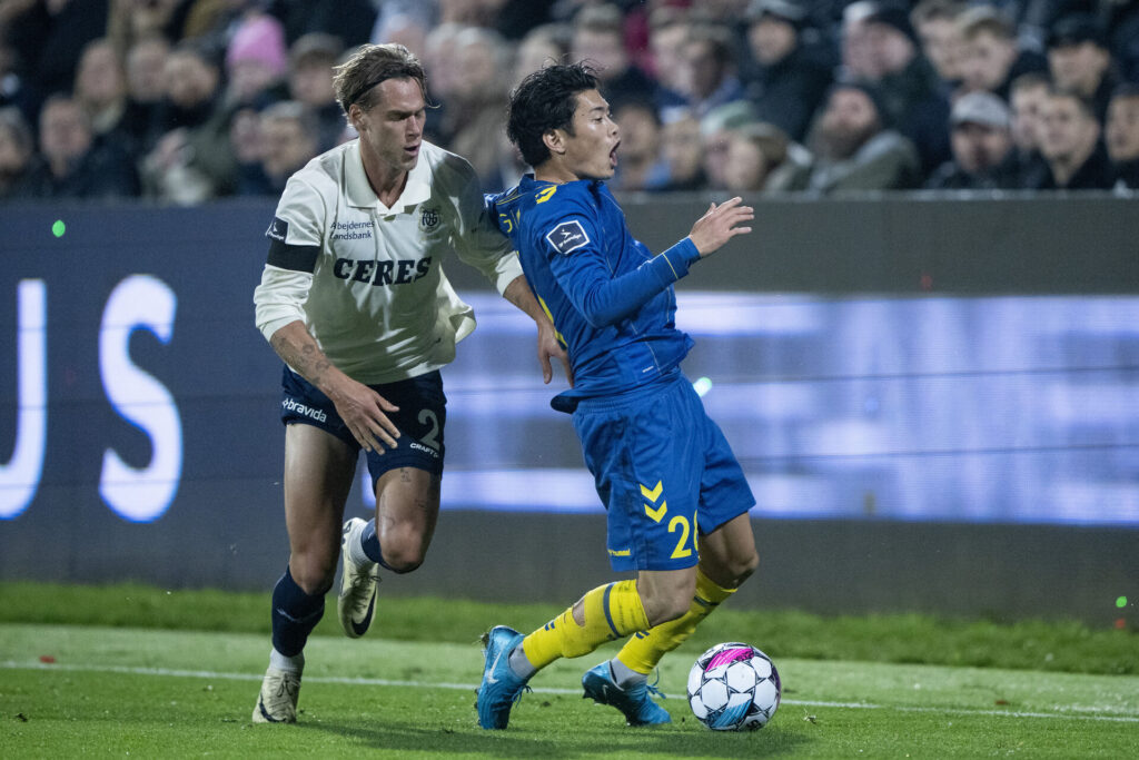 Felix Beijmo i kamp om bolden med Brøndbys Yuito Suzuki.