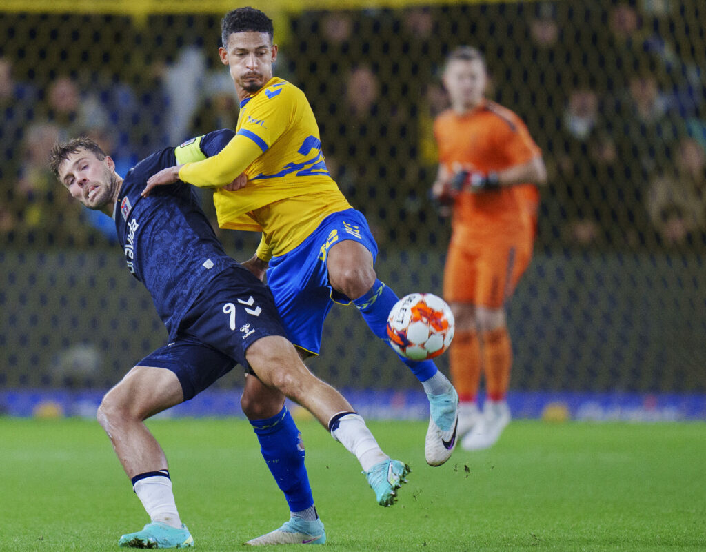 Frederik Alves i duel med Patrick Mortensen i 3F SUperliga-kampen mellem AGF og Brøndby IF.