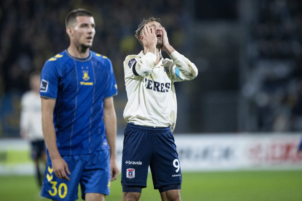 Patrick Mortensen står med hovedet i hænderen.