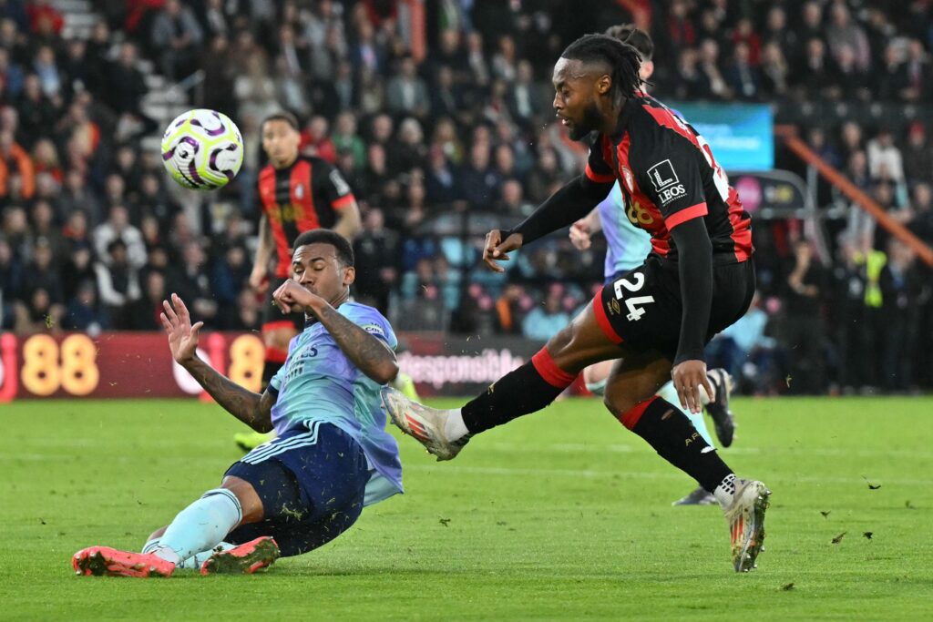 Antoine Semenyos skud bliver blokeret af Gabriel i Premier LEague-kampen mellem Bournemouth og Arsenal.