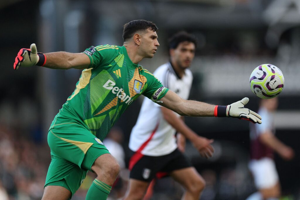 Emiliano Martinez sparker til bolden