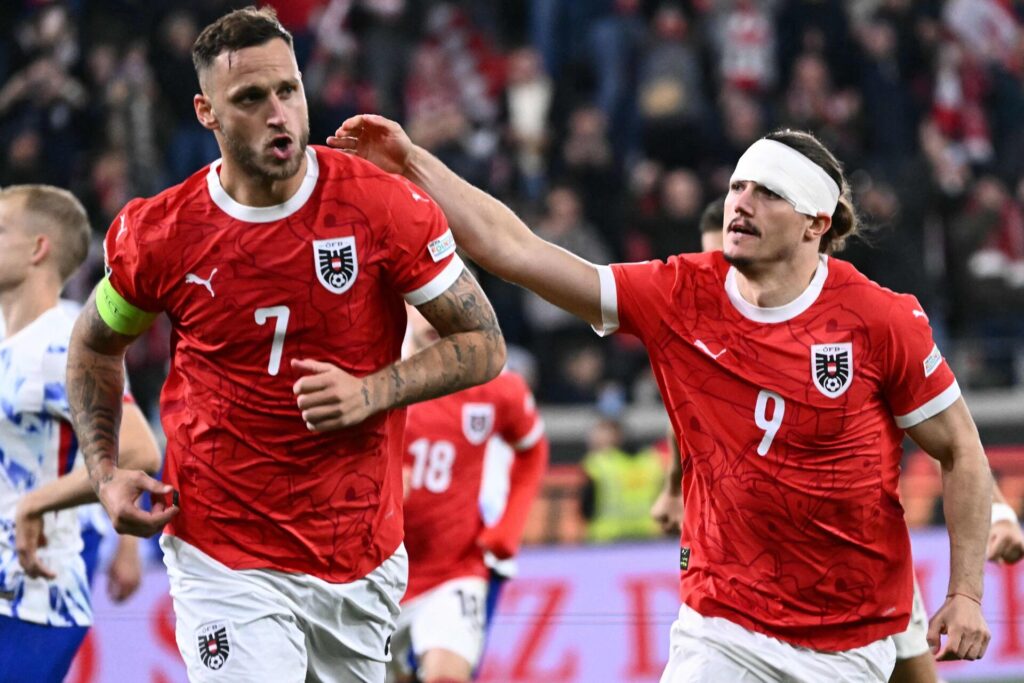 MArko Arnautovic og Marcel Sabitzer fejrer en scoring for det østrigske landshold.