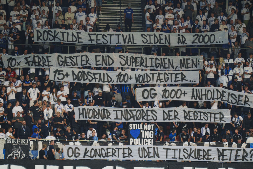 FCK's fans med et banner under kampen mod AaB.