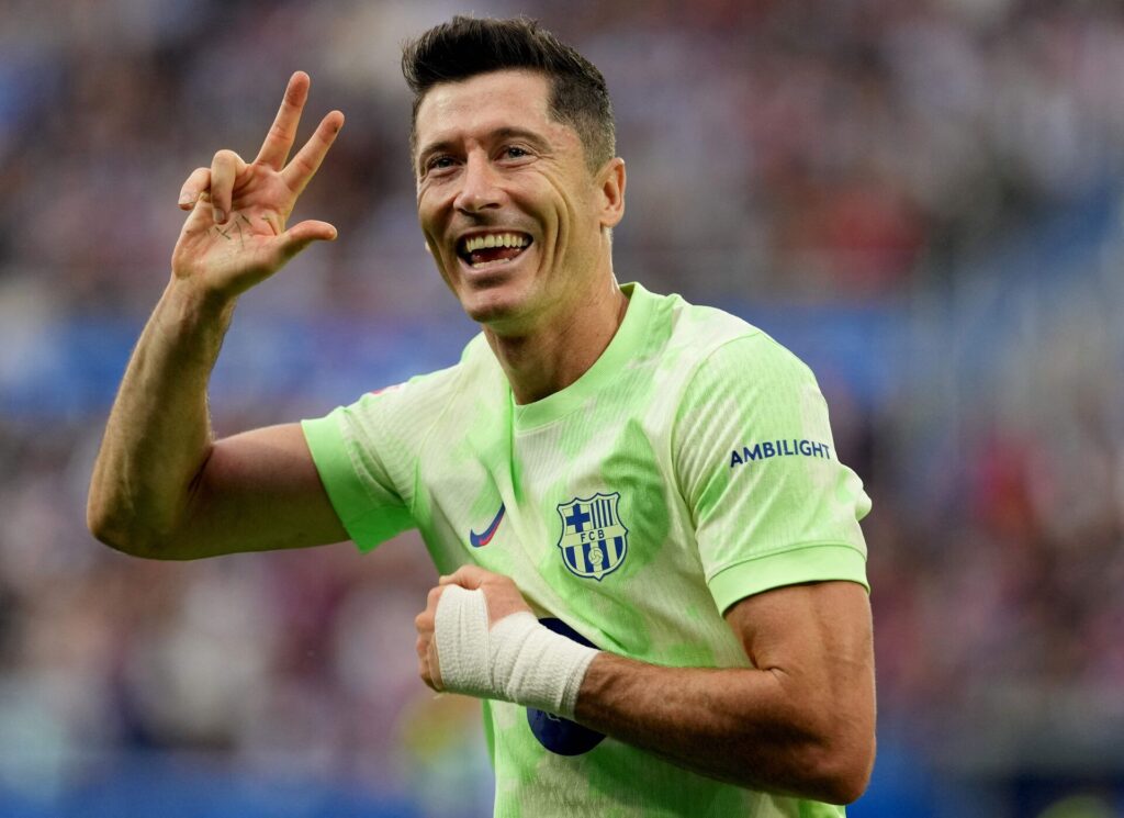 Robert Lewandowski fejrer sit hattrick for FC Barcelona.