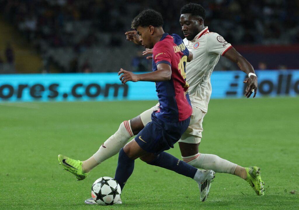 Lamine Yamal i duel med Alphonso Davies i kampen mellem FC Barcelona og Bayern München i Champions League.