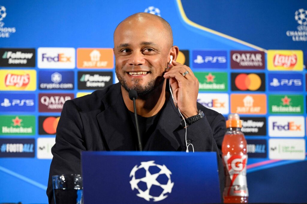 Vincent Kompany på et pressemøde inden kampen mod FC Barcelona.