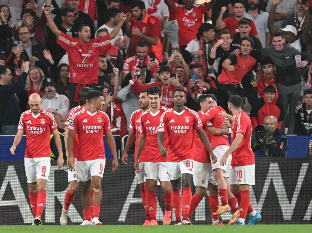 Alexander Bah og Benfica fejrer en scoring.