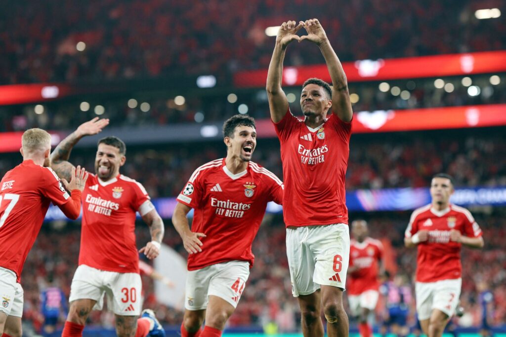 Alexander Bah fejrer en scoring for Benfica.