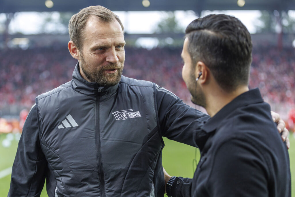 Bo Svensson hilser på trænerkollega inden Union Berlins kamp