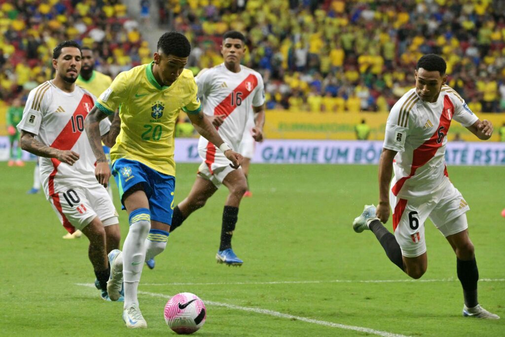 F.C. Københavns Marcos López havde ikke den bedste kamp, da Peru tabte med 4-0 til Brasilien i den sydamerikanske VM-kvalifikation.