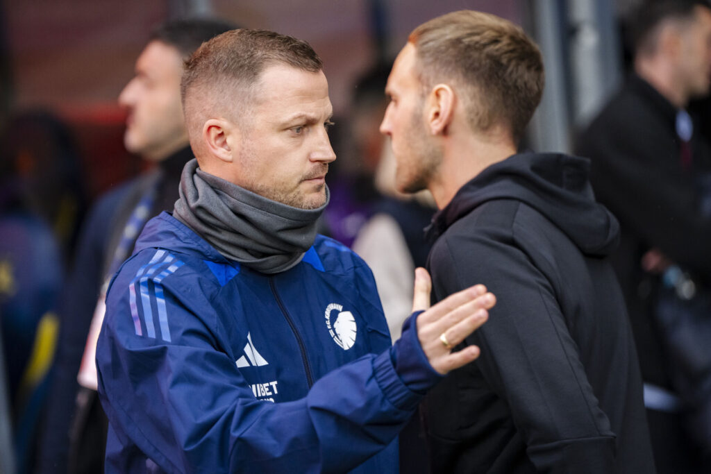 FCK's Jacob Neestrup ønsker god kamp til Brøndbys Frederik Birk.