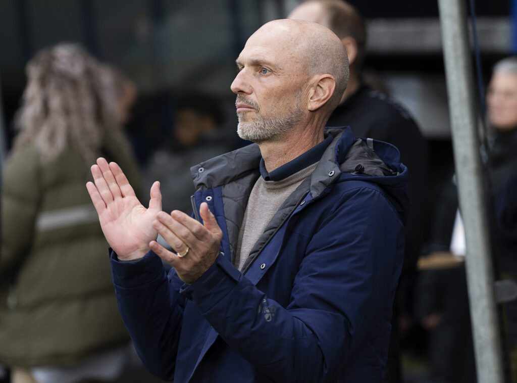 Jesper Sørensen klapper i hænderne på Brøndby Stadion.