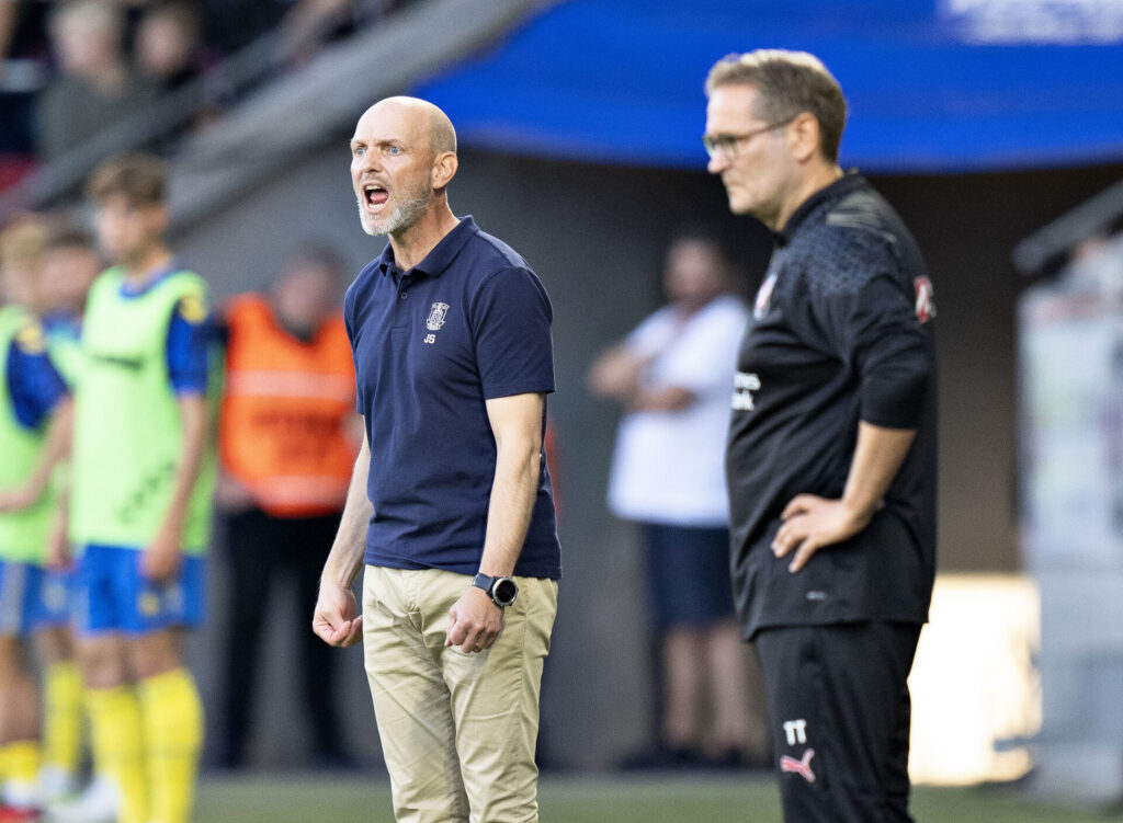 Jesper Sørensen og Thomas Thomasberg på sidelinjen