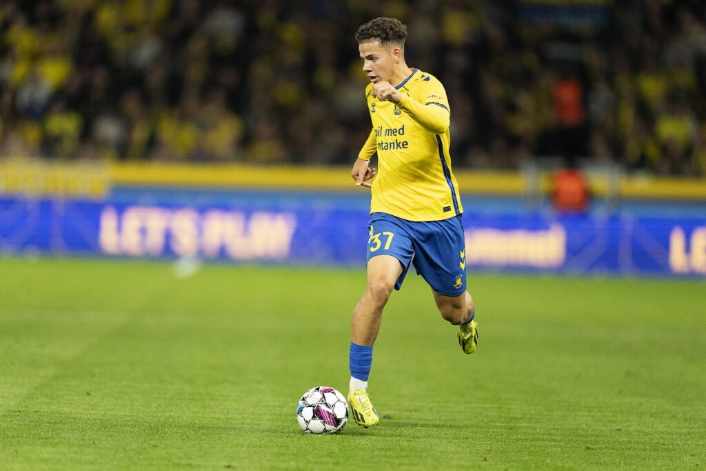 Clement Bischoff dribler med bolden for Brøndby IF.