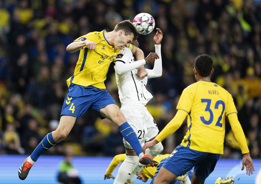 Jacob Rasmussen i en hovedstødsduel mod FC Midtjyllands Castillo.