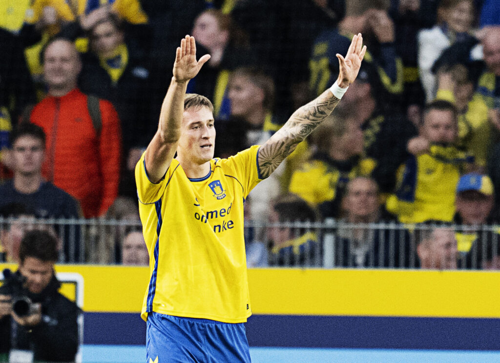 Brøndbys Mileta Rajovic scorer til 1-0 under superligakampen mellem Brøndby IF og FC Midtjylland på Brøndby Stadion søndag den 6. oktober 2024