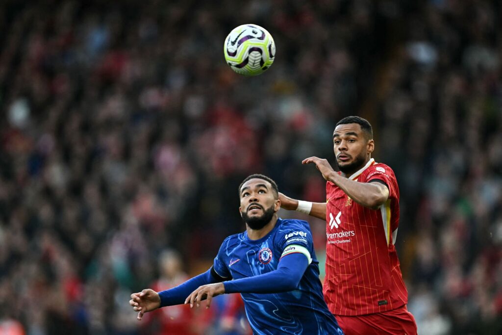 Reece James kigger på bolden mod Cody Gakpo og Liverpool