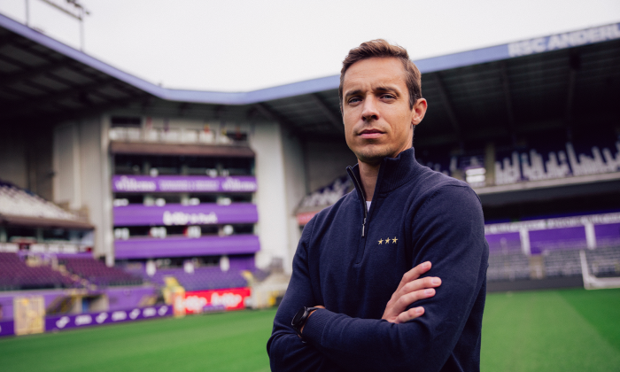 David Hubert poserer på Anderlechts stadion