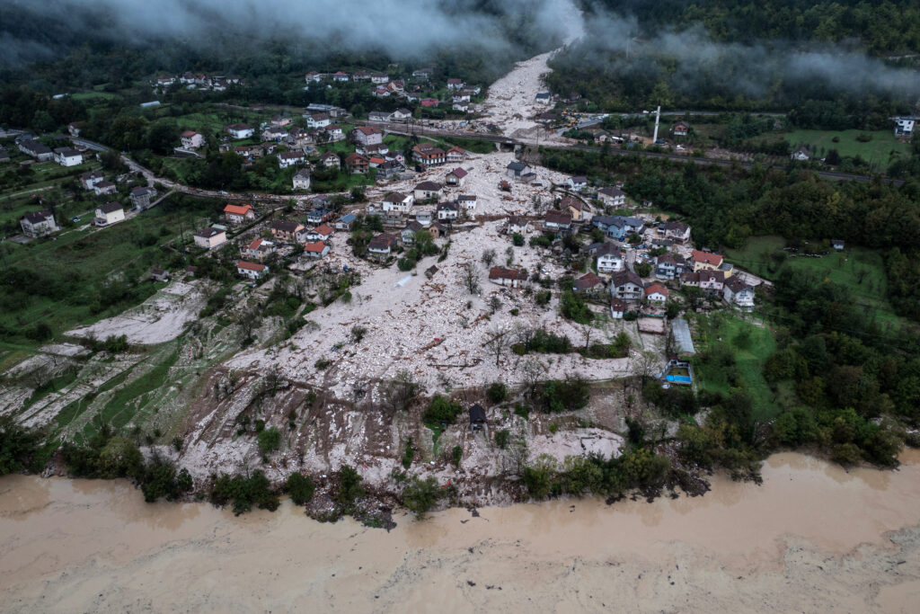 Dronebillede af en ødelagt landsby i Bosnien-Hercegovina som følge af oversvømmelser og jordskred.