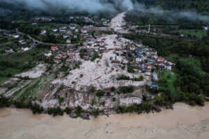 Dronebillede af en ødelagt landsby i Bosnien-Hercegovina som følge af oversvømmelser og jordskred.