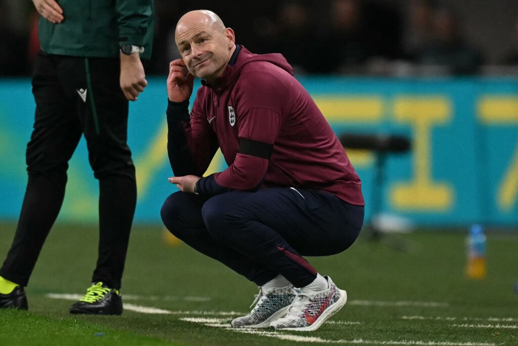 Lee Carsley sidder på hug på Wembley under Nations League-kampen mellem England og Grækenland.