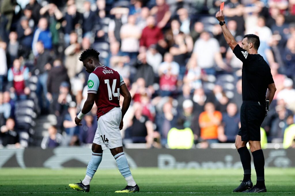 Mohammed Kudus får rødt kort i Premier Leauge-kampen mod Tottenham.