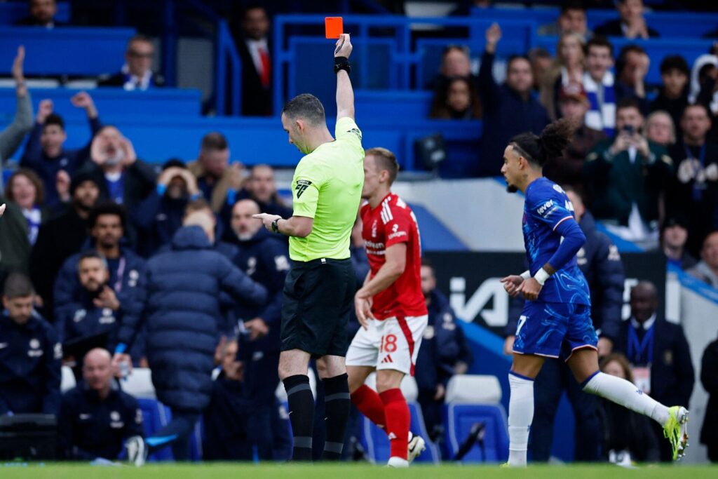 James Ward-Prowse modtager et dumt rødt kort i Premier League-kampen mellem Chelsea og Nottingham Forest.