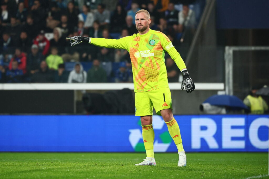 Kasper Schmeichel peger ind på banen