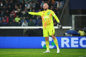 Kasper Schmeichel peger ind på banen