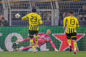 Emre Can scorer et straffespark mod KAsper Schmeichel.