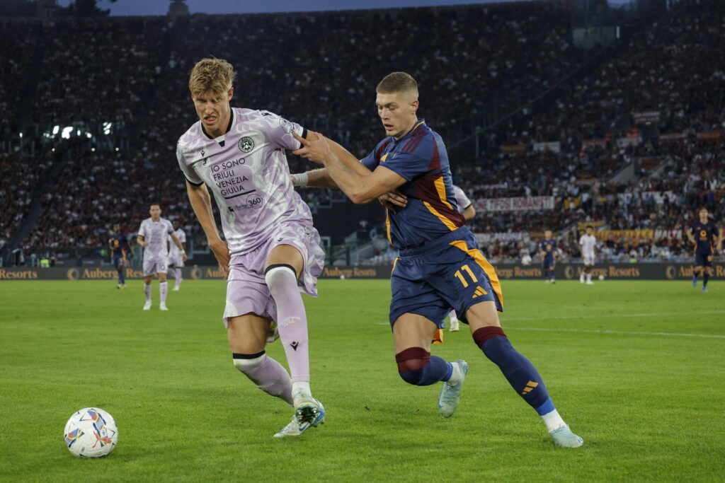 Thomas Kristensen forsøger at skærme bolden under en kamp for Udinese.